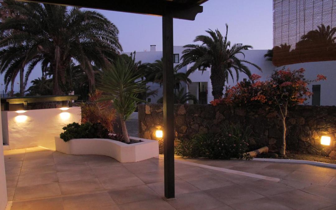 Bungalow Goa Pool View, Playa Roca Residence Sea Front Access - Free Ac - Wifi Costa Teguise Kültér fotó