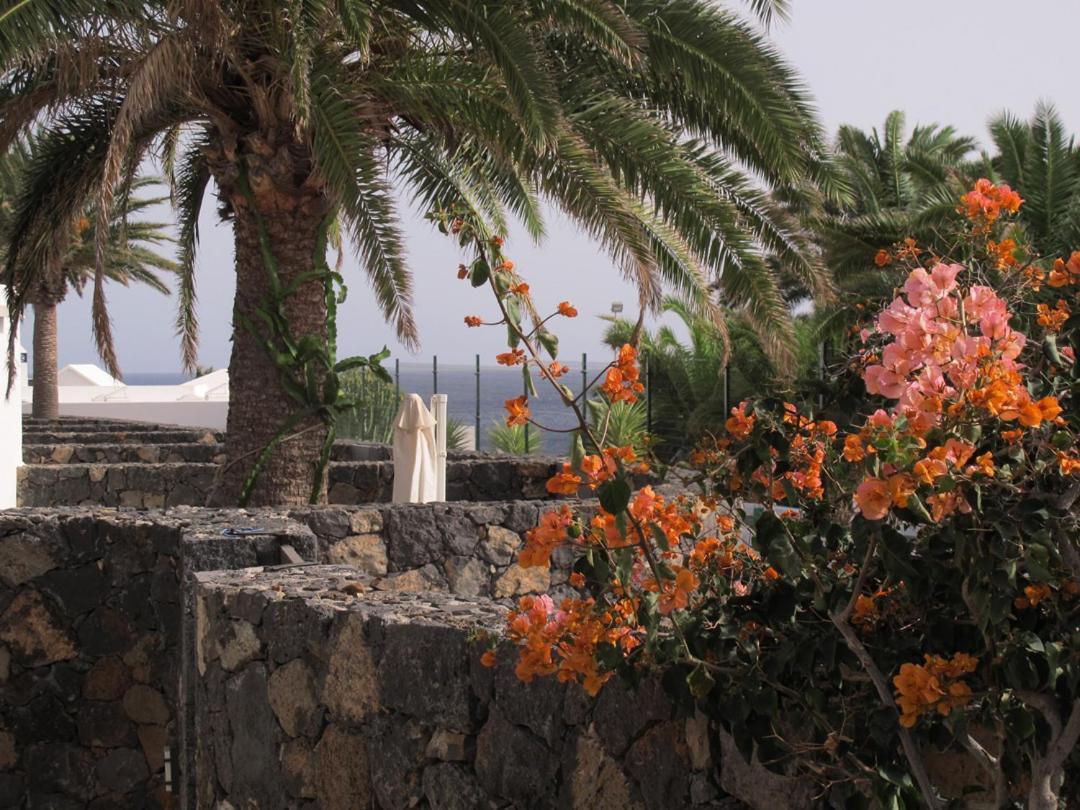Bungalow Goa Pool View, Playa Roca Residence Sea Front Access - Free Ac - Wifi Costa Teguise Kültér fotó