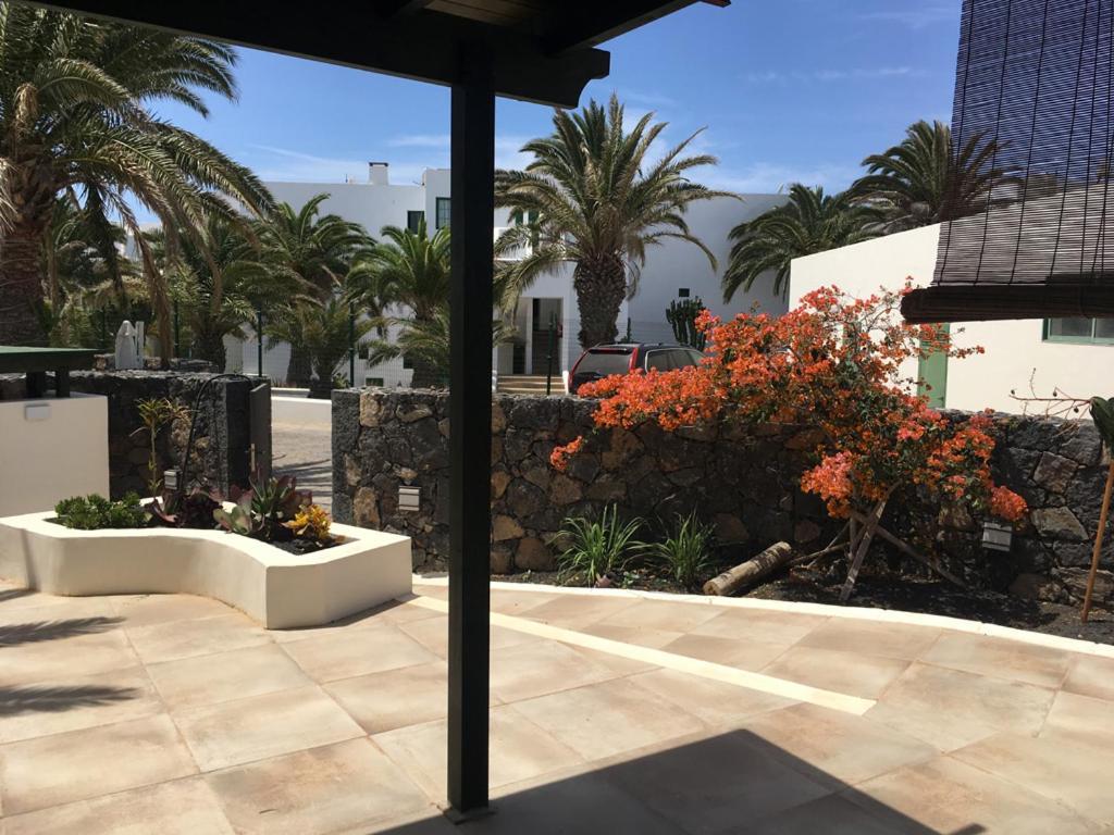 Bungalow Goa Pool View, Playa Roca Residence Sea Front Access - Free Ac - Wifi Costa Teguise Kültér fotó