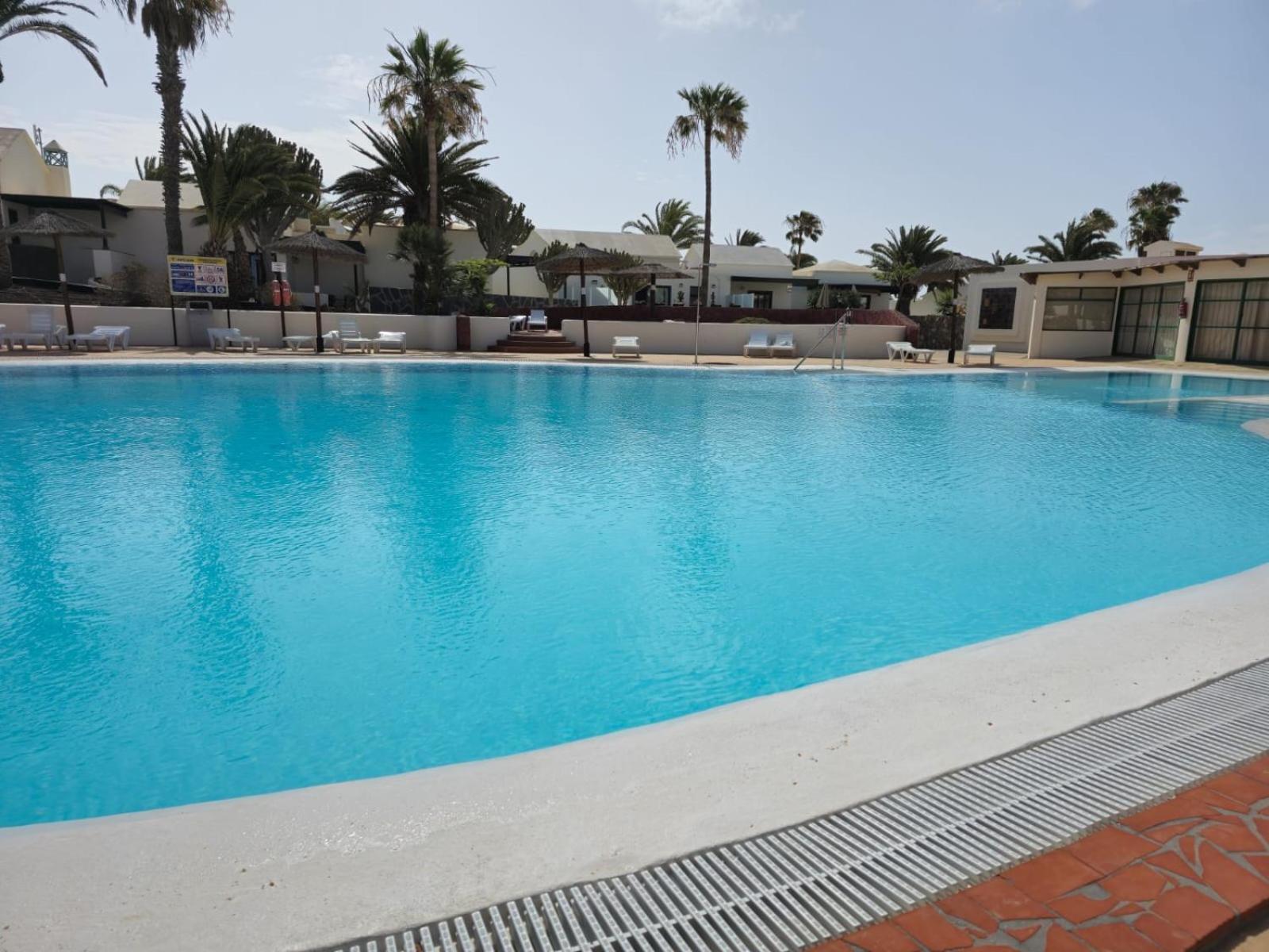 Bungalow Goa Pool View, Playa Roca Residence Sea Front Access - Free Ac - Wifi Costa Teguise Kültér fotó