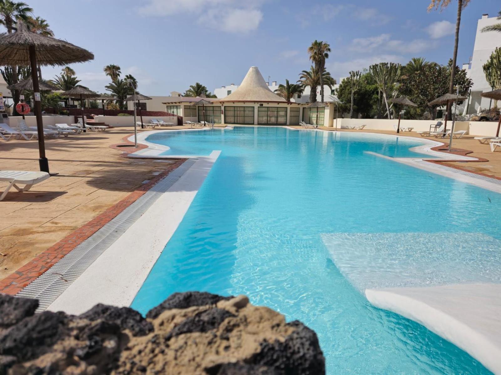 Bungalow Goa Pool View, Playa Roca Residence Sea Front Access - Free Ac - Wifi Costa Teguise Kültér fotó